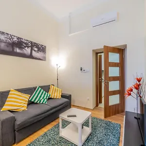 4br-ac-tv-with-private-balcony-and-direct-airport-bus.inbudapesthotels.com/